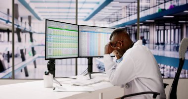 Üzgün Adam Doktor Bilgisayarda Stres ve Acı