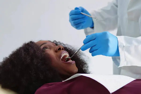 Pregnant Woman Dental Patient Getting Teeth Examined Dentist lizenzfreie Stockbilder
