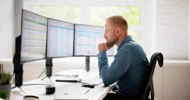 Veri Analisti Adam Bilgisayarda Hesap Tablosu Kullanıyor