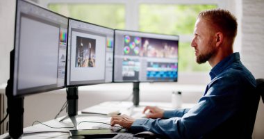 Grafik Web Tasarımcısı Tasarım Düzenleme Yazılımını Kullanıyor