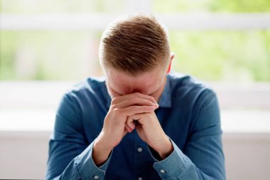 Masadaki Düşünceli İş Adamı. Profesyonel İşçi Namazı