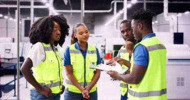 Fabrika Mühendisleri Toplantısı. Endüstriyel Tesis kontrol ediliyor. Modern Fabrika