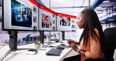 Çevrimiçi gazetede haberlere bakan Afrikalı kadın.