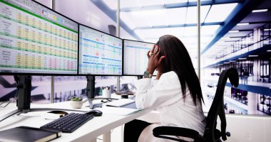 Mutsuz Tıp Doktoru Bilgisayarda Hesap Tablosu Yapıyor