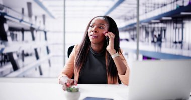 İş kadını cep telefonu teknolojisi ve dizüstü bilgisayar kullanıyor.