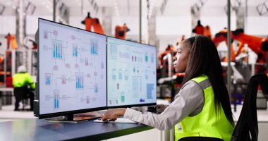 Otomotiv Fabrikasındaki Kadın Scada Sistemi Kullanıyor