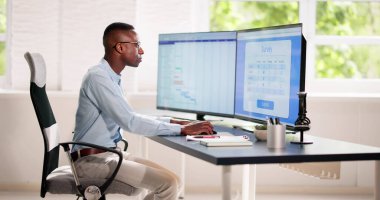 Bilgisayarda Afrikalı Adam Çevrimiçi Araştırma Formu Dolduruyor