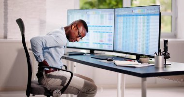 Sırt Ağrısı Kötü Duruş Adamı Ofiste Oturuyor