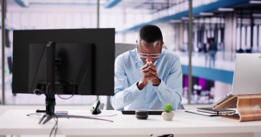 Masadaki Düşünceli İş Adamı. Profesyonel İşçi Namazı