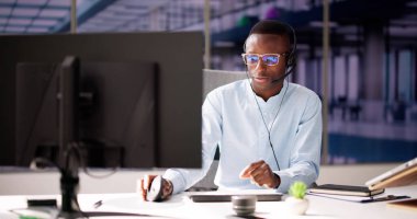 Online Sanal Eğitim Webinar Konferansı. Video İzleyen Adam Çağrısı