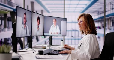 Çevrimiçi Elearn Video Konferansı Teknolojisi Kullanan Tıp Doktoru