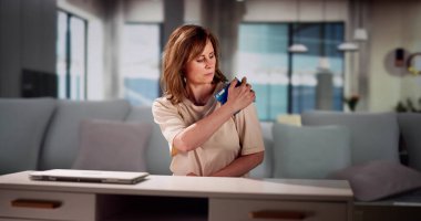 Omzunda serin jel Pack uygulamadan bir kadının yakın çekim