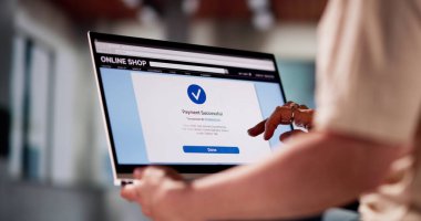 Çevrimiçi banka uygulaması ile alışveriş yapan bir kadın.