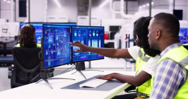 Mühendis Operatörleri Endüstriyel Santralde Scada Sistemi kullanıyor