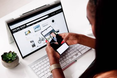 Çevrimiçi Sosyal Telefon Uygulaması. Çalkalanan Kadın