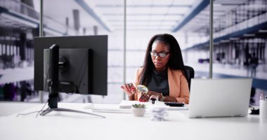 Vergi Denetleme. Afrikalı Denetçi Borç Dolandırıcılığı Denetimi Yapıyor