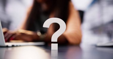 Afrikalı Kadın ve Soru İşareti. Çevrimiçi Cevap