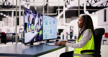 Modern Çip Elektronik Fabrikasında Kadın Video Konferansı