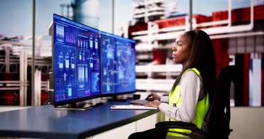 Sanayi IOT Otomasyon Sistemi. Masaüstü Bilgisayarı Kullanan Mühendis