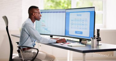 Bilgisayarda Afrikalı Adam Çevrimiçi Araştırma Formu Dolduruyor