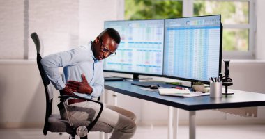 Sırt Ağrısı Kötü Duruş Adamı Ofiste Oturuyor