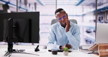 Diş çürüğü var. Diş Ache 'si olan Erkek Ağzı