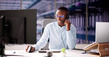 Online Sanal Eğitim Webinar Konferansı. Video İzleyen Adam Çağrısı