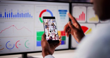 Uzaktan Konferans Giysisi ve Bilgisayarda KPI Kontrol Paneli Çizelgesi