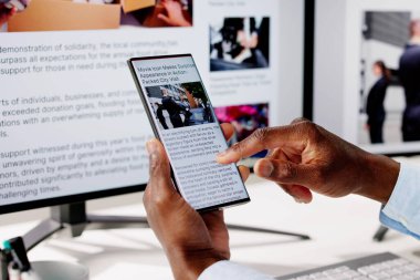 Cep telefonu ve dizüstü bilgisayarda online haber makalesi izliyorum. Elektronik Gazete