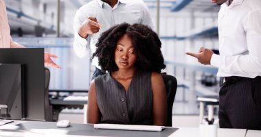 İş yerindeki zorba iş adamı. İşaret Parmakları