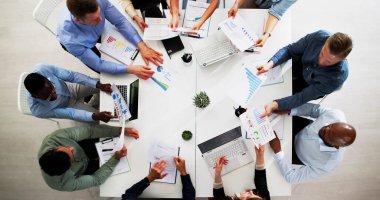 Çok ırklı iş adamları bir araya gelip toplantıda tartışıyorlar.