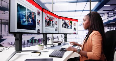 Çevrimiçi gazetede haberlere bakan Afrikalı kadın.