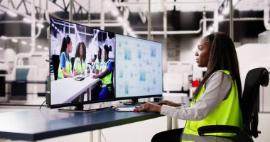 Modern Çip Elektronik Fabrikasında Kadın Video Konferansı