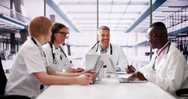 Tıbbi Doktor Grup Toplantısı Laptop Bilgisayarla Masada