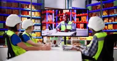 Depo İşçileri İnsanlarla Video Konferansı Yapıyor