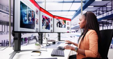 Çevrimiçi gazetede haberlere bakan Afrikalı kadın.