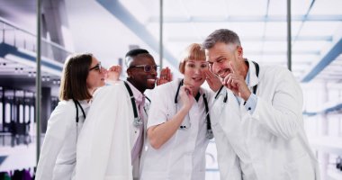 Çeşitli doktor grupları dedikoduları fısıldıyor.