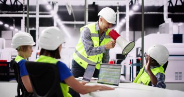 Grup Hakimiyetçisi Toplantıda Çeşitli Mühendislere Zorbalık Etti