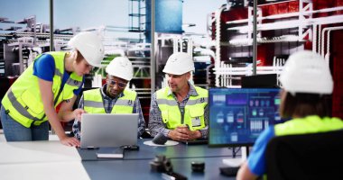 Sanayi IOT Otomasyon Sistemi. Masaüstü Bilgisayarı Kullanan Mühendis