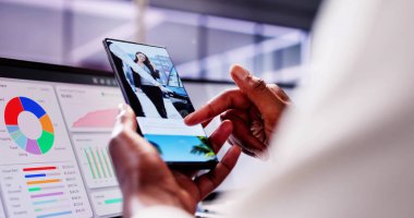 Sosyal medya girişimcisi, akıllı telefon tutarken ve online randevu sitesi makalesine göz atarken flört uygulamasındaki kullanıcılarla eşleşiyor.