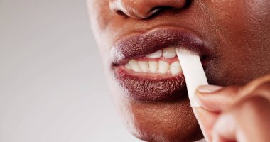 Diş Sağlığı Eğitmeni, İzole Ofiste Afro-Amerikan Kadın Eğitiminde Nikotin Tütün Snus Bağımlılığı