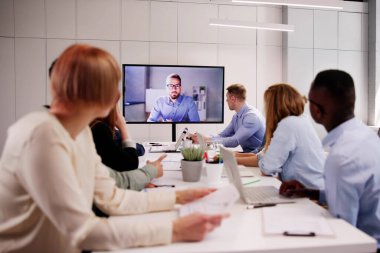 Toplantı Odasında Çevrimiçi Video Konferansı Çağrısı