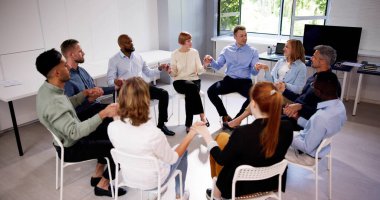 Çok Kültürlü Genç Danışmanlık Terapisi. Çeşitli İnsanlar