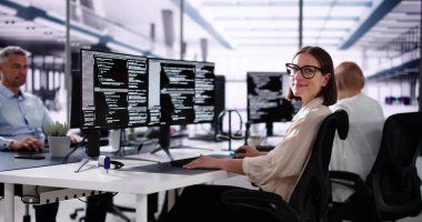 Afrika kökenli Amerikalı programcı masadaki bilgisayarı kullanıyor. Web Geliştirici