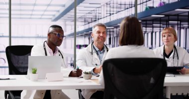 Sağlık hizmetleri için mülakatta hemşire ya da doktor tutmak