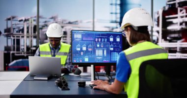 Sanayi IOT Otomasyon Sistemi. Masaüstü Bilgisayarı Kullanan Mühendis