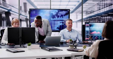 Mali Veri Analistleri Ofisteki Ekranlardaki Performans Kontrol Panelini Kullanıyor