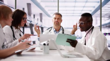 Çeşitli Doktor Görmezden Gelen Personel. Hastanede Sağlıklı Meditasyon