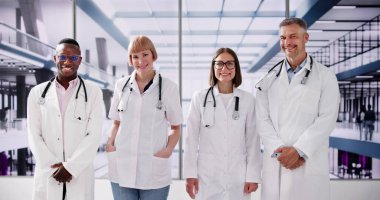 Çeşitli Doktorlar ve Tıp Hemşireleri Grubu