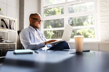 Başarılı Afrikalı Amerikalı İşadamı Piyasa Eğilimlerini Analiz Etme ve Modern Ofis Ayarlarında Teknoloji Kullanımında Öncü Ekip